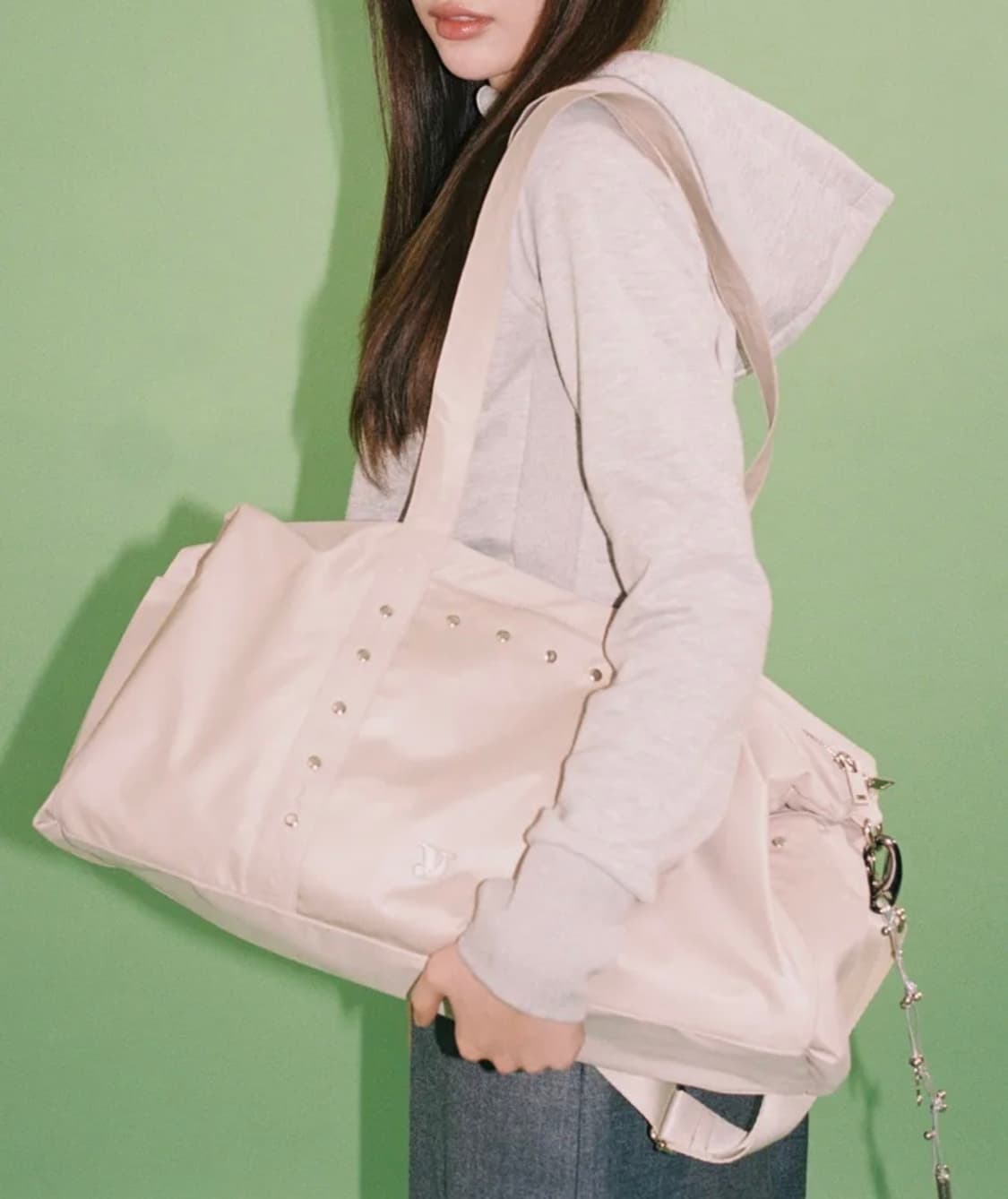 이유정 x 여밈 스터드 더플백 오트밀 상품이미지4