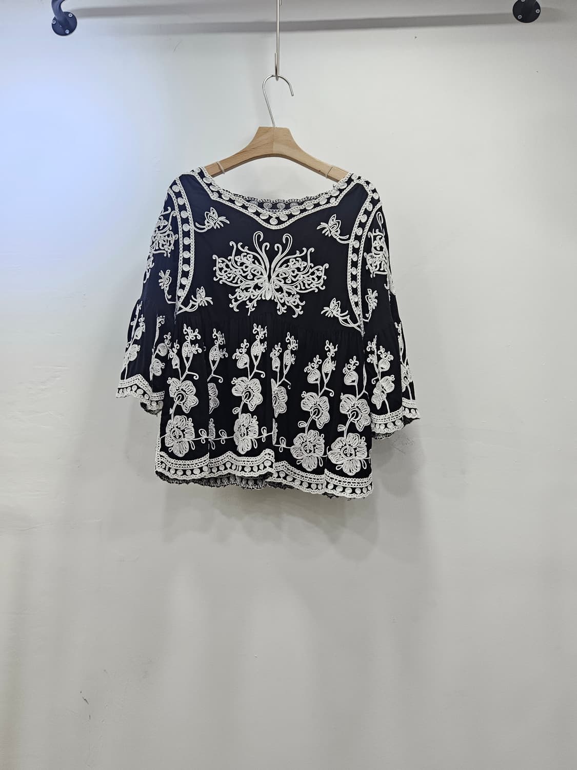 블랙 플라워 입체자수 블라우스 상품이미지2