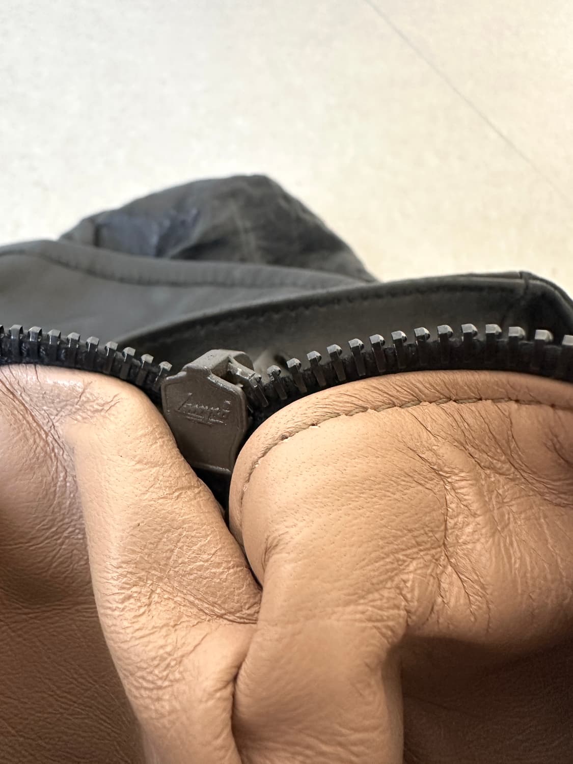 프라다 나파 레더 체인 숄더백 블랙 상품이미지10