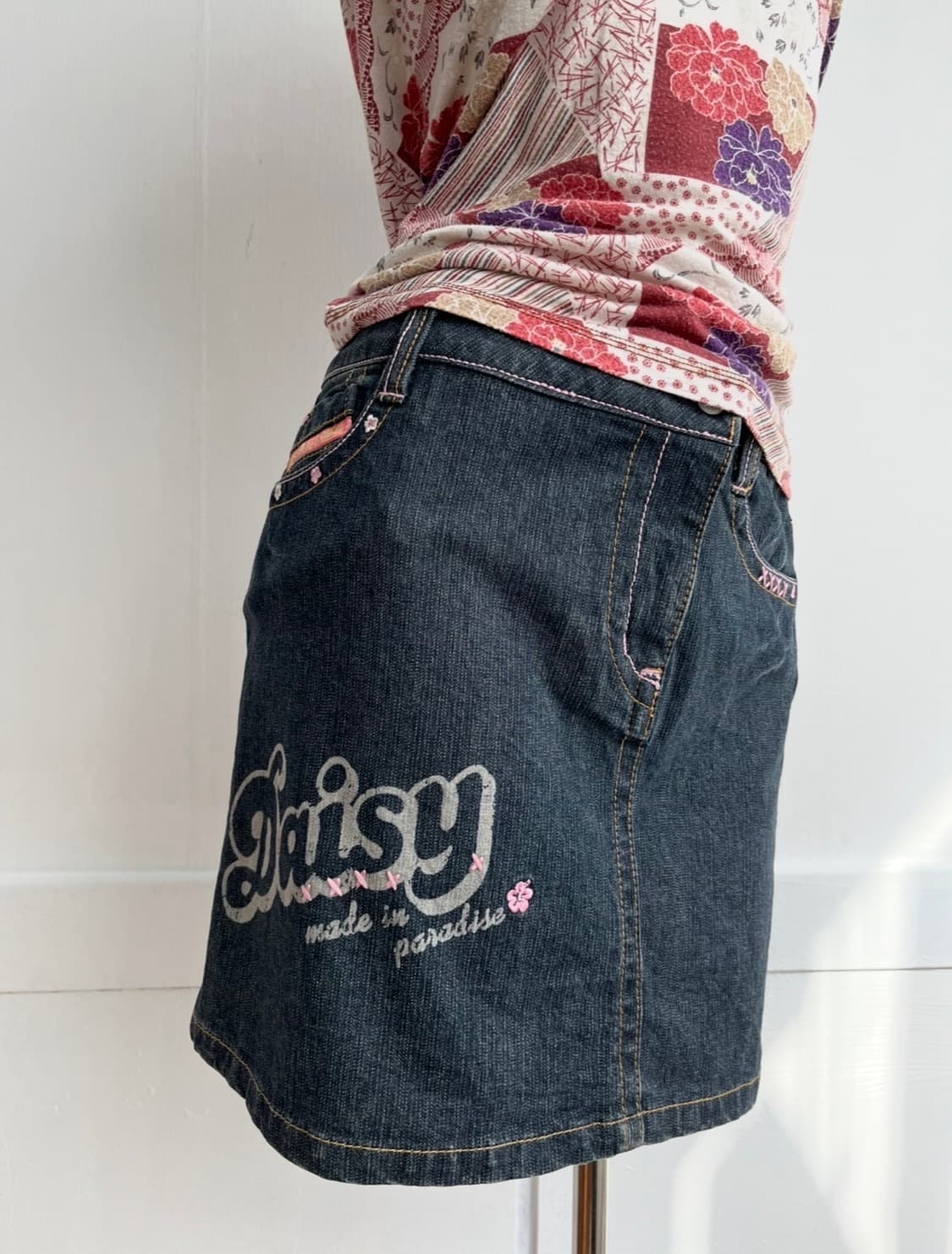 DAISY LOVERS 프리즘 자수 아일렛 데님 스커트 상품이미지3