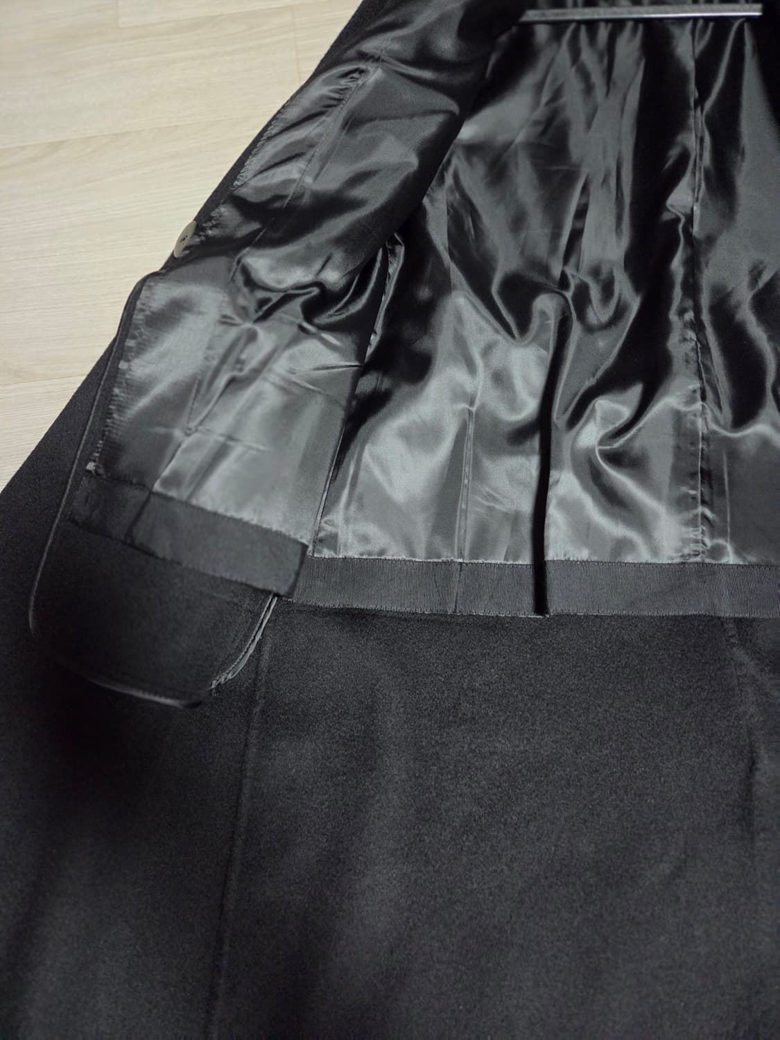 핸드메이드 롱 코트
울 캐시미어 블랙.

M. 상품이미지5