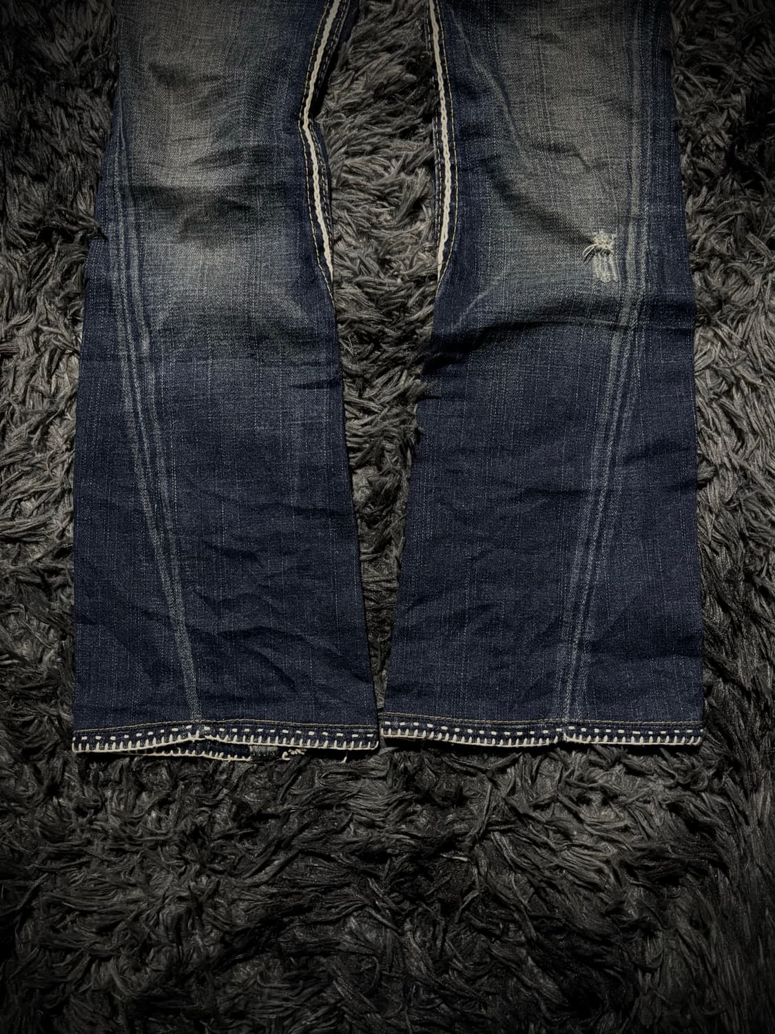 True Religion 화이트 스티치 백 포켓 디테일 부츠컷 데님팬츠 상품이미지4