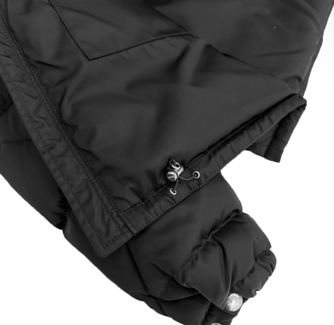 [M] 프라다 남성 리나일론 로고 퀄팅 하이넥 개버딘 숏 패딩 자켓 블랙 상품이미지7