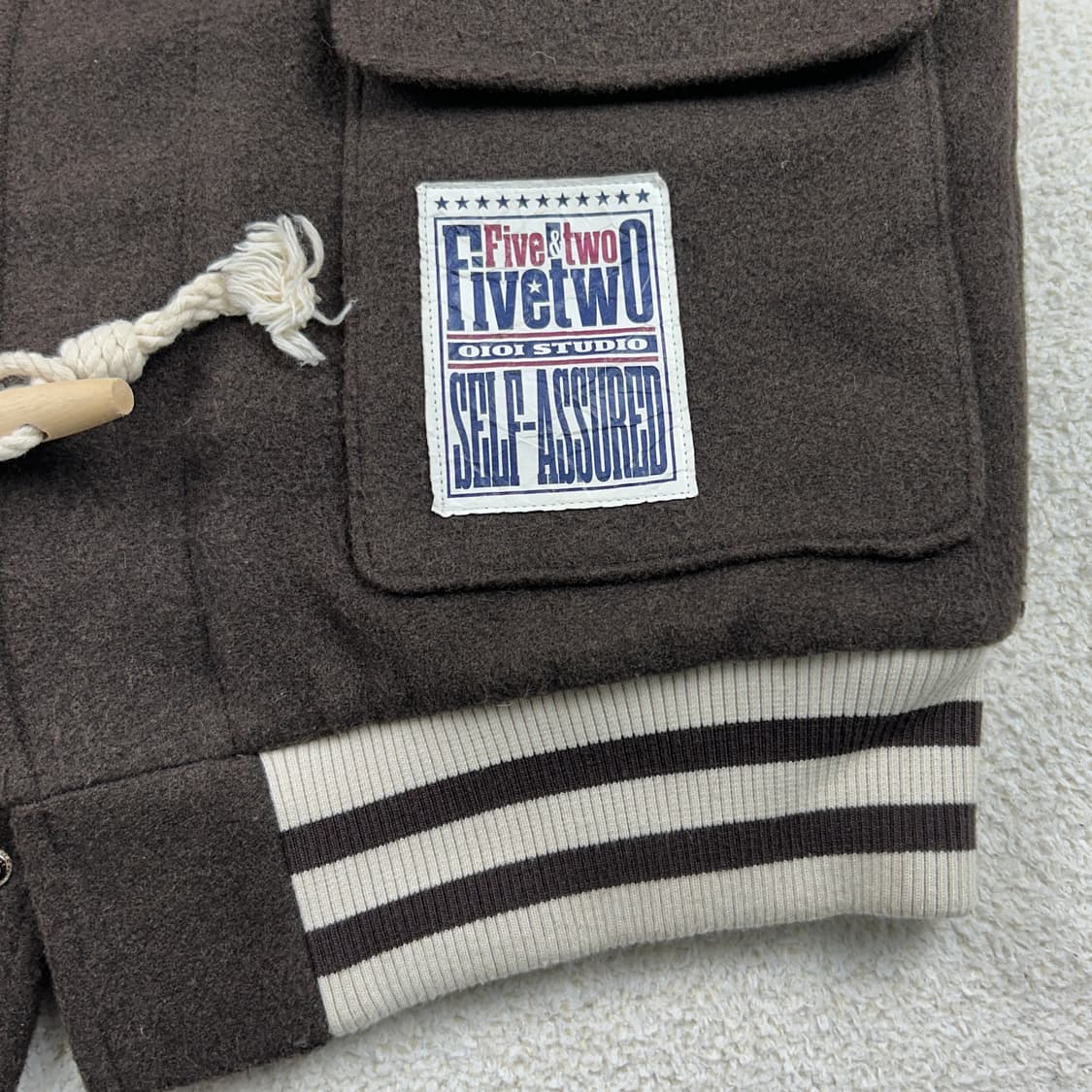 오아이오아이 떡볶이 단추 바시티 점퍼  상품이미지5