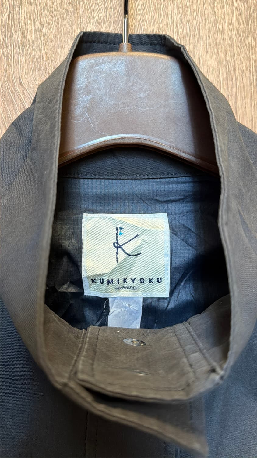 쿠미쿄쿠 하이넥 사파리 필드 자켓 히든 버튼 디테일 레귤러핏 차콜 상품이미지5