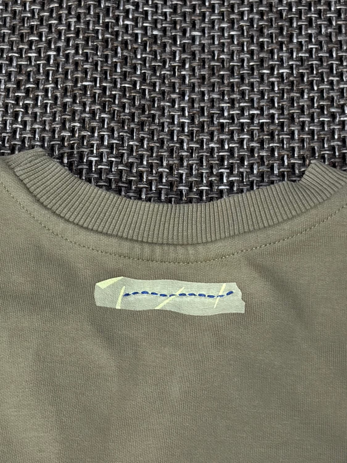 아더에러 테이프 로고 마스크 맨투맨 상품이미지6