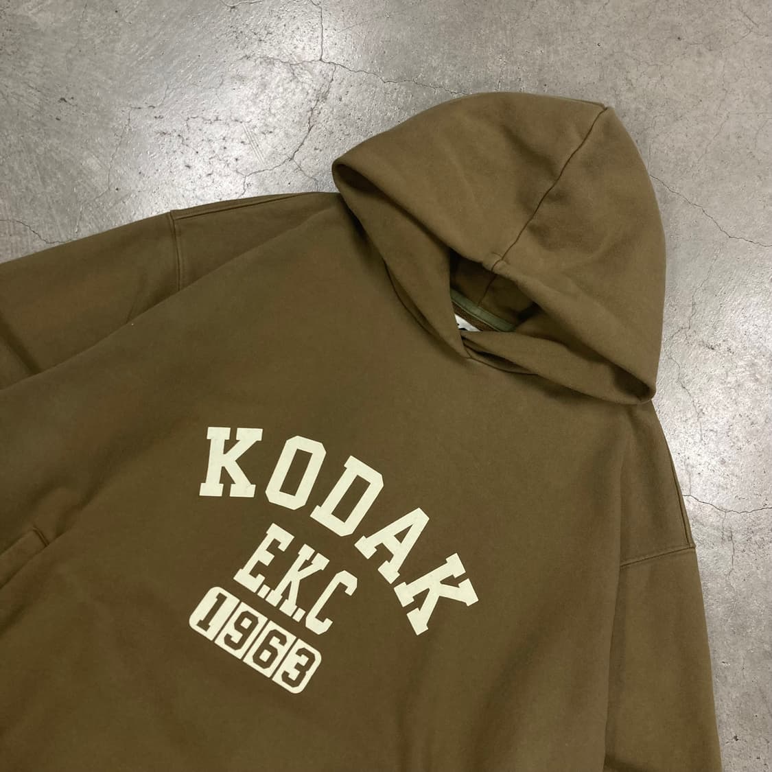 코닥 카키 컬러 스펠아웃 빅로고 후드티 상품이미지2