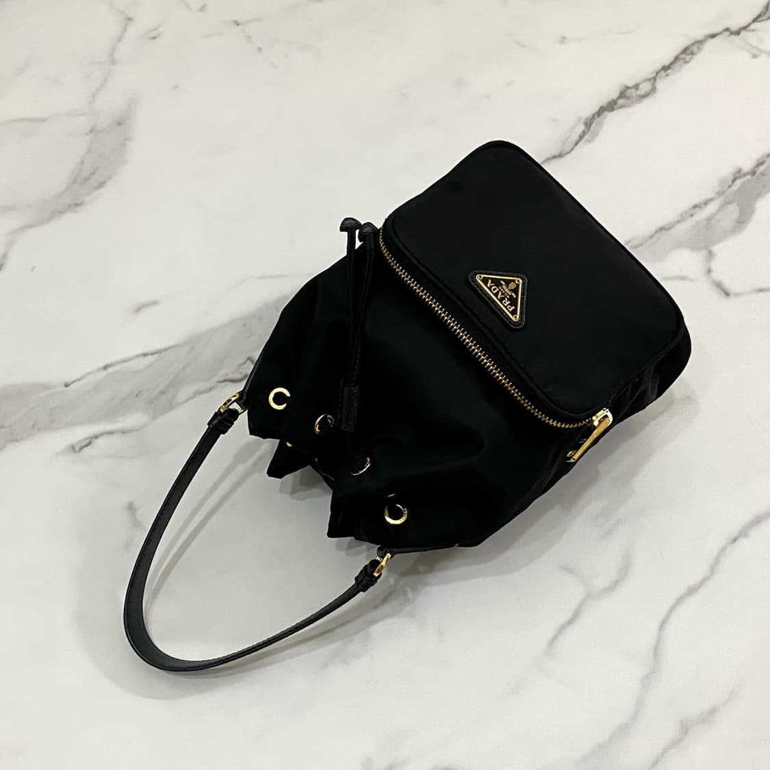 거의새것 프라다 듀엣 리나일론 삼각로고 버킷백 1BH038 블랙 상품이미지4