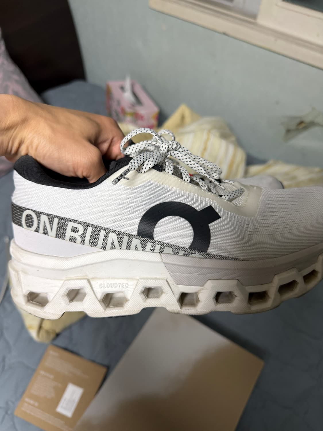 온러닝 클라우드몬스터2 270사이즈 판매(상태좋음) 상품이미지5