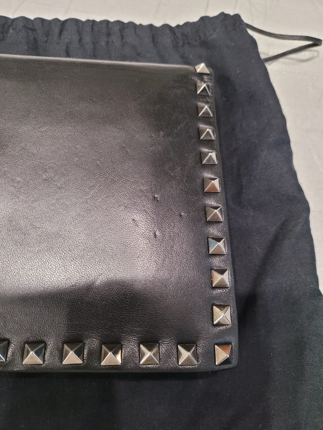 시크함의 대명사, 발렌티노 락스터드 엔벨로프 클러치(L) 내놓아요 상품이미지3