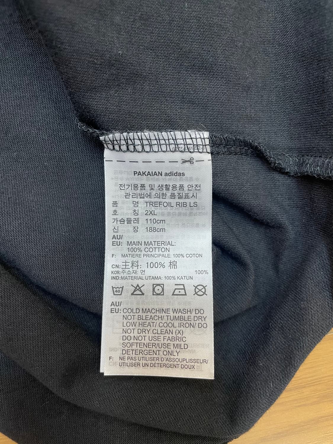 블랙 색상의 아디다스 긴팔 티셔츠입니다. 2XL 사이즈로, 흰색 삼선 포 상품이미지4