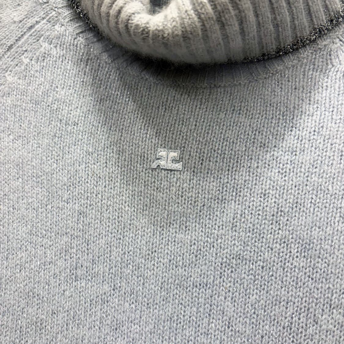 꾸레쥬 터틀넥 골지 니트 미니 로고 자수 레글런 슬리브 디테일 그레이 상품이미지6