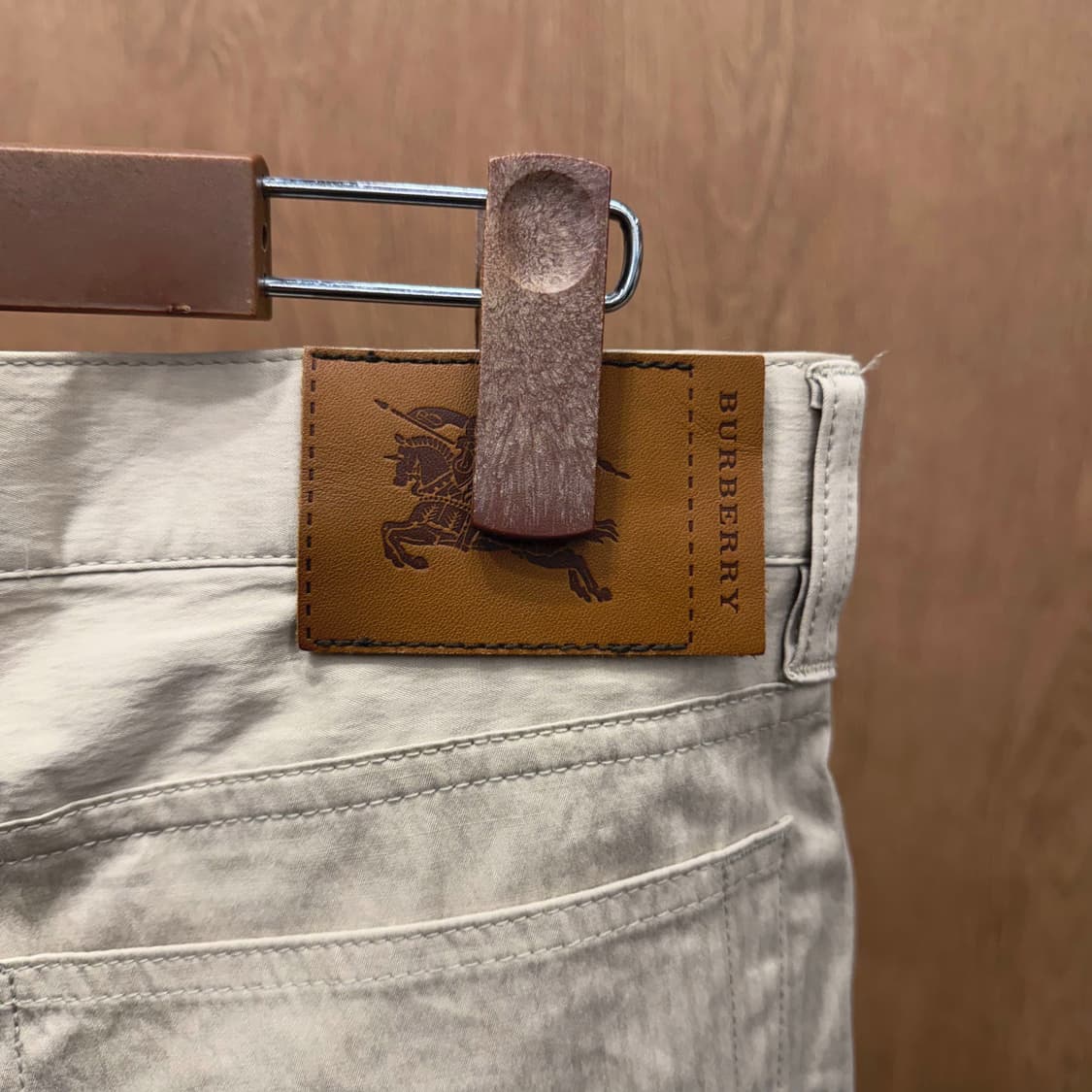 버버리 런던 슬랙스 팬츠 백 포켓 힙 요크 레더 패치 디테일 베이지 상품이미지6