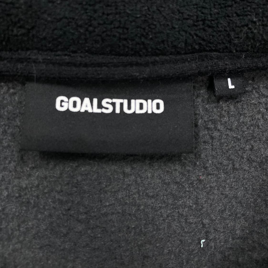 골스튜디오 블랙 컬러 스몰 로고 플리스 베스트 상품이미지4