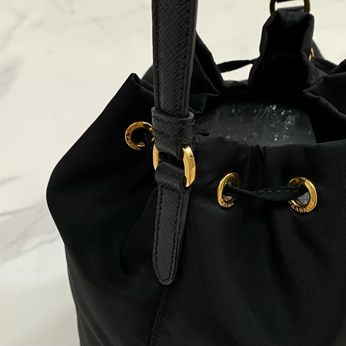 거의새것 프라다 듀엣 리나일론 삼각로고 버킷백 1BH038 블랙 상품이미지6