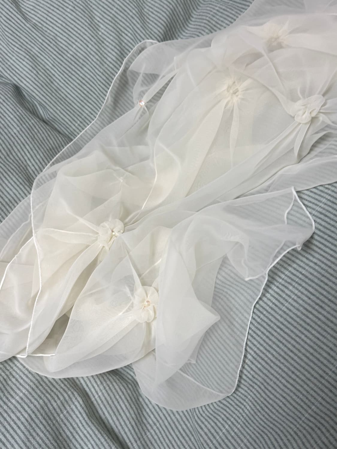 [새상품] 화이트 플라워 장식 시폰 스카프 상품이미지2