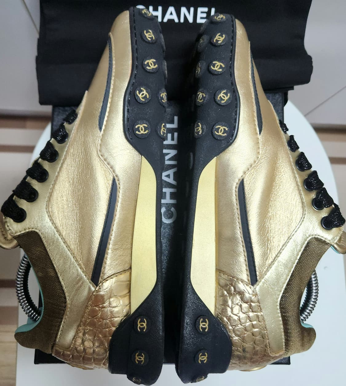 [정품] 샤넬 스니커즈 운동화 CC로고 골드/블랙뒤면크로커다일가죽 39 상품이미지4