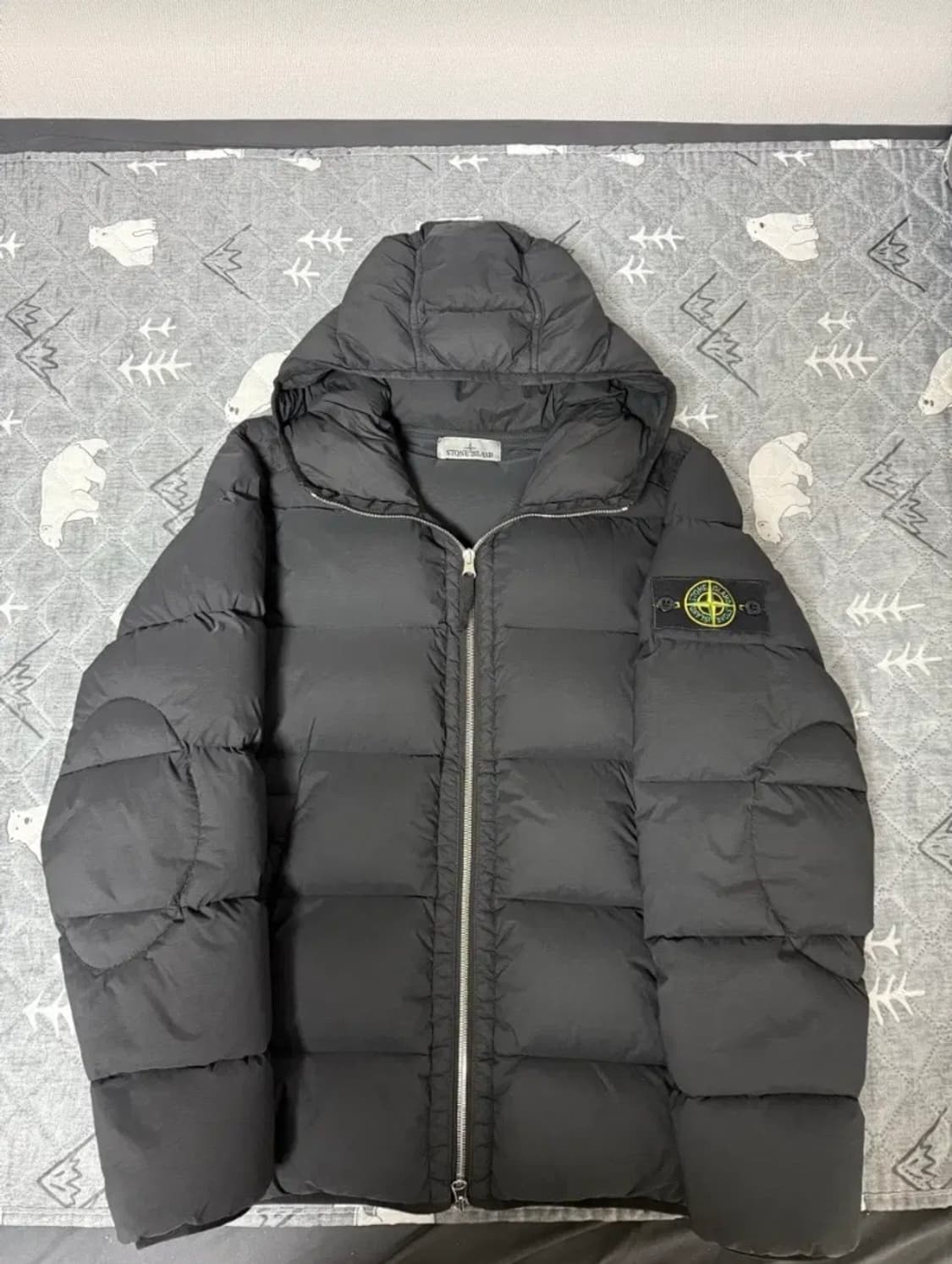 스톤아일랜드 심리스 터널 패딩 23년식 s사이즈 상품이미지1
