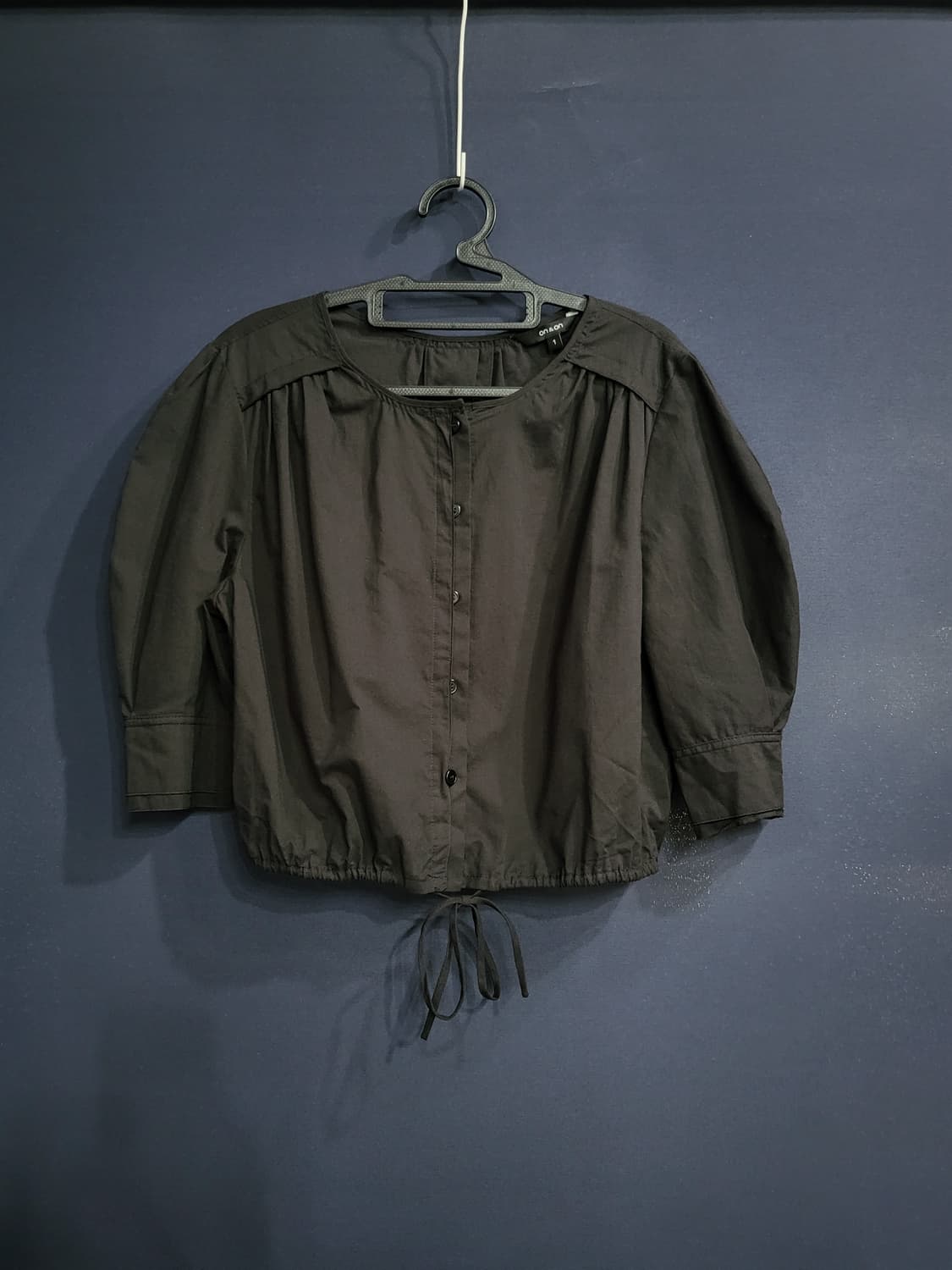 온앤온 스트링 벌룬 블라우스 상품이미지1