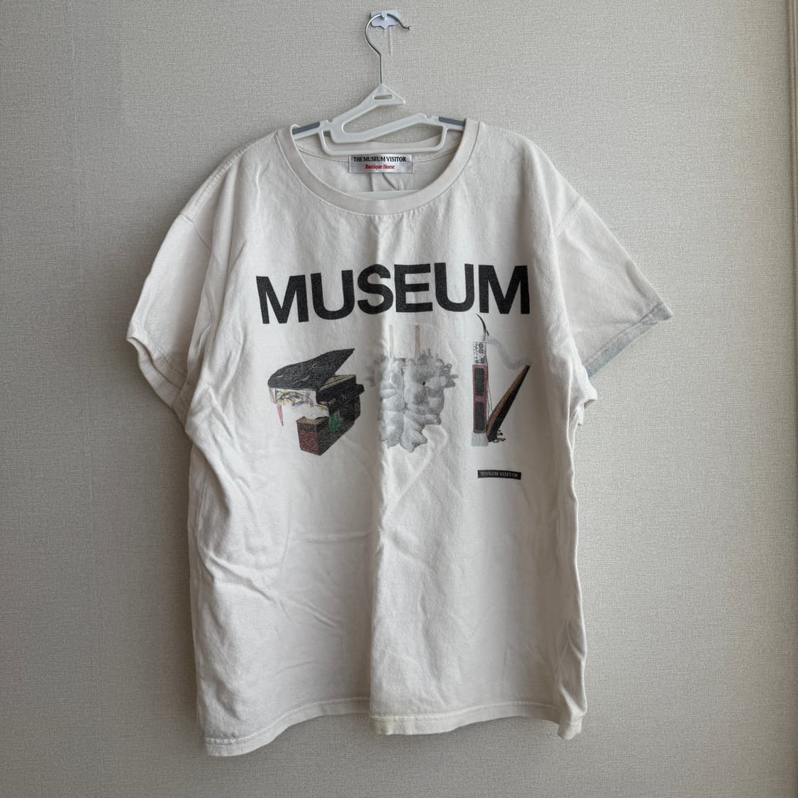 L 더뮤지엄비지터 반팔 핸드 스프레이 반팔티셔츠 상품이미지1