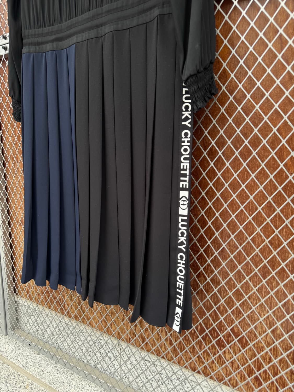 럭키슈에뜨 플리츠 쉬폰 지퍼 디테일 셔링 배색 로고 롱 원피스 36 상품이미지5