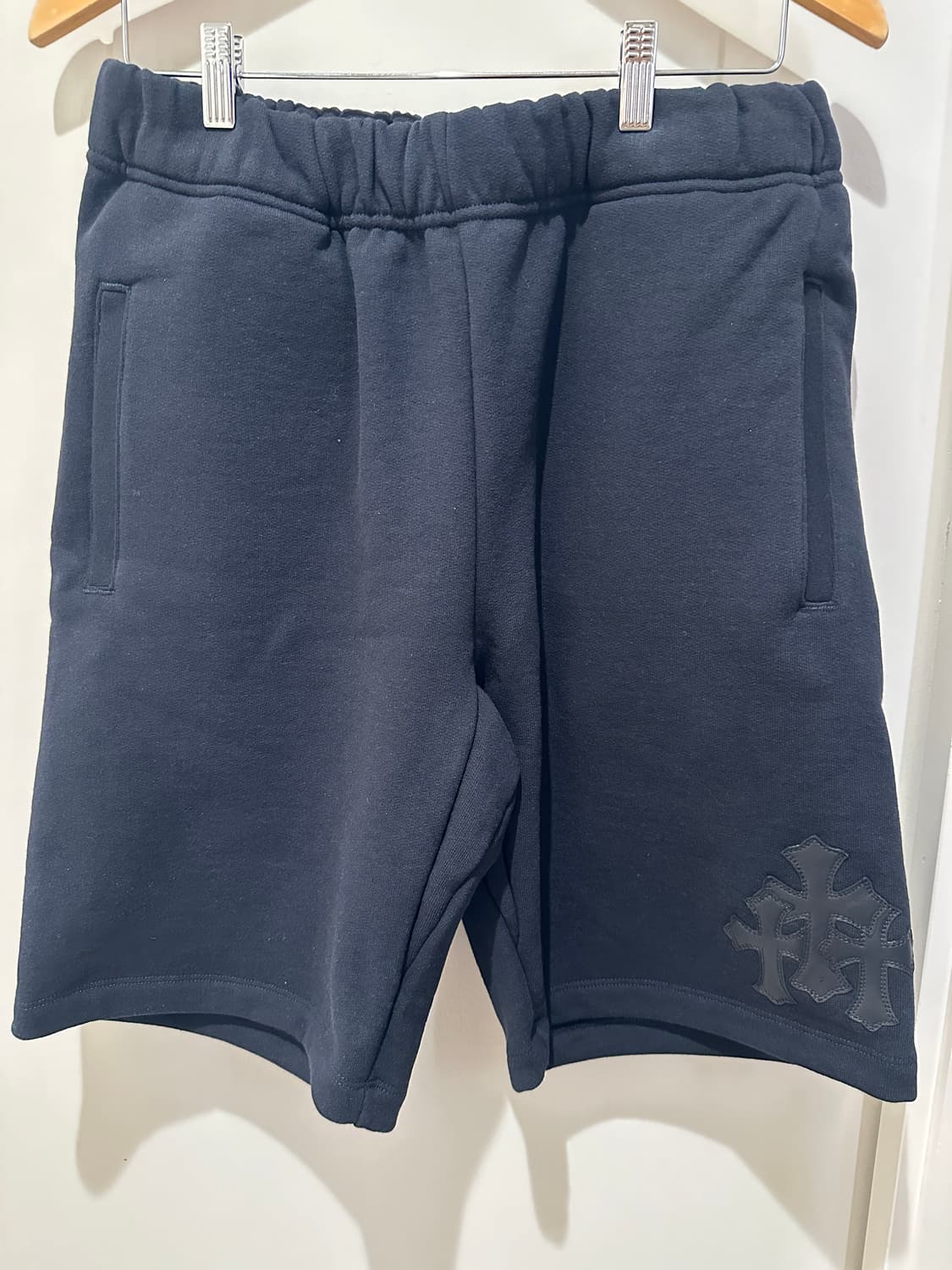 크롬하츠 페이퍼잼 트리플 크로스 레더 패치 스웻 팬츠 반바지 상품이미지1