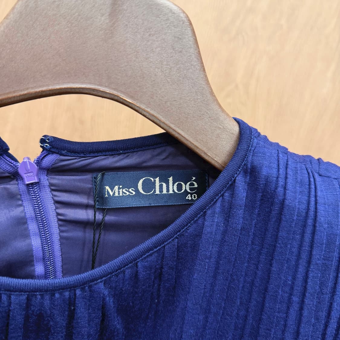 미스 끌로에 라운드넥 블라우스 A라인 미디 스커트 플리츠 디테일 딥 퍼플 상품이미지7