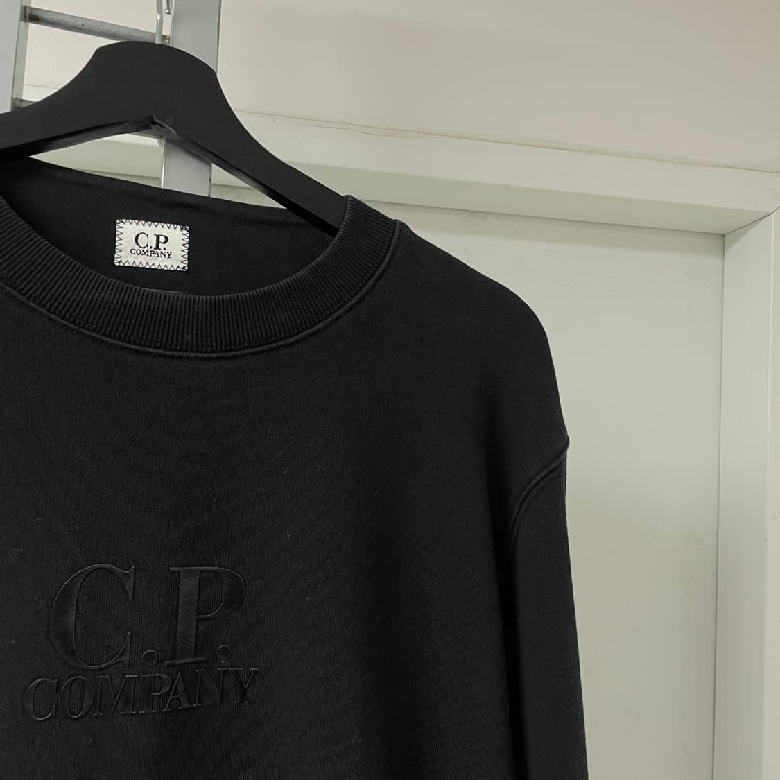 CP 컴퍼니 로고 블랙 맨투맨 105 상품이미지4