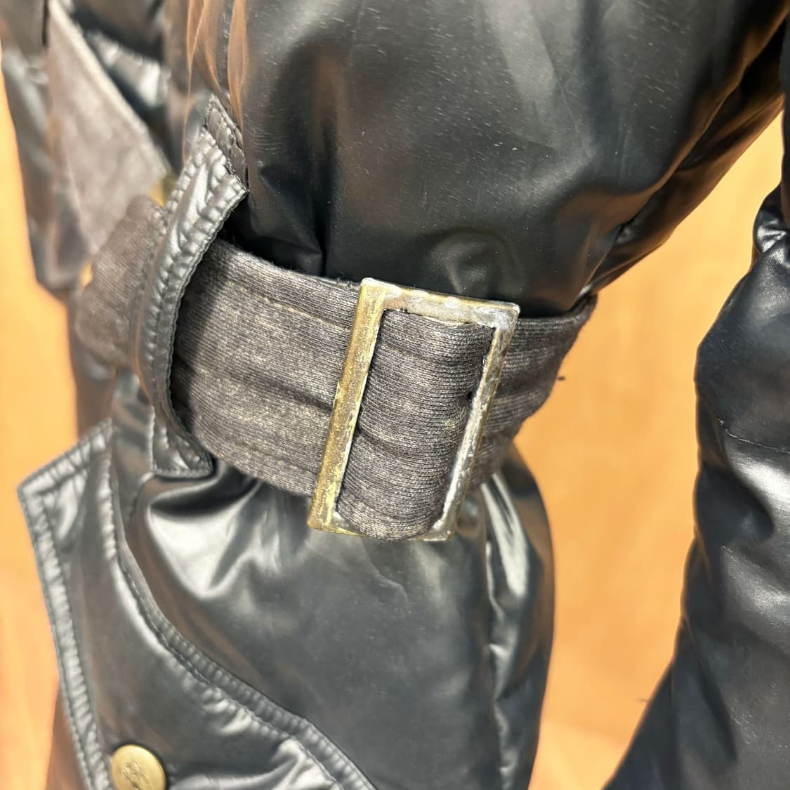 버버리 블루 라벨 퀄팅 패딩 탈부착 후드 골드 버클 벨트 디테일 블랙 상품이미지10