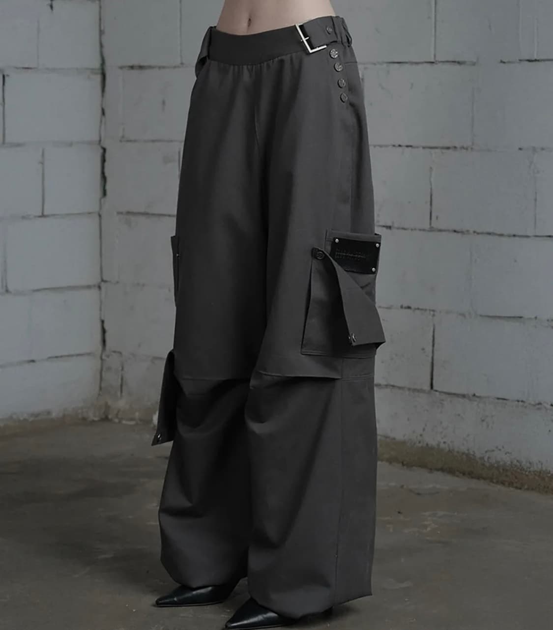에트오소메 벨트 투포켓 컷라인 오버핏 팬츠 차콜  상품이미지2