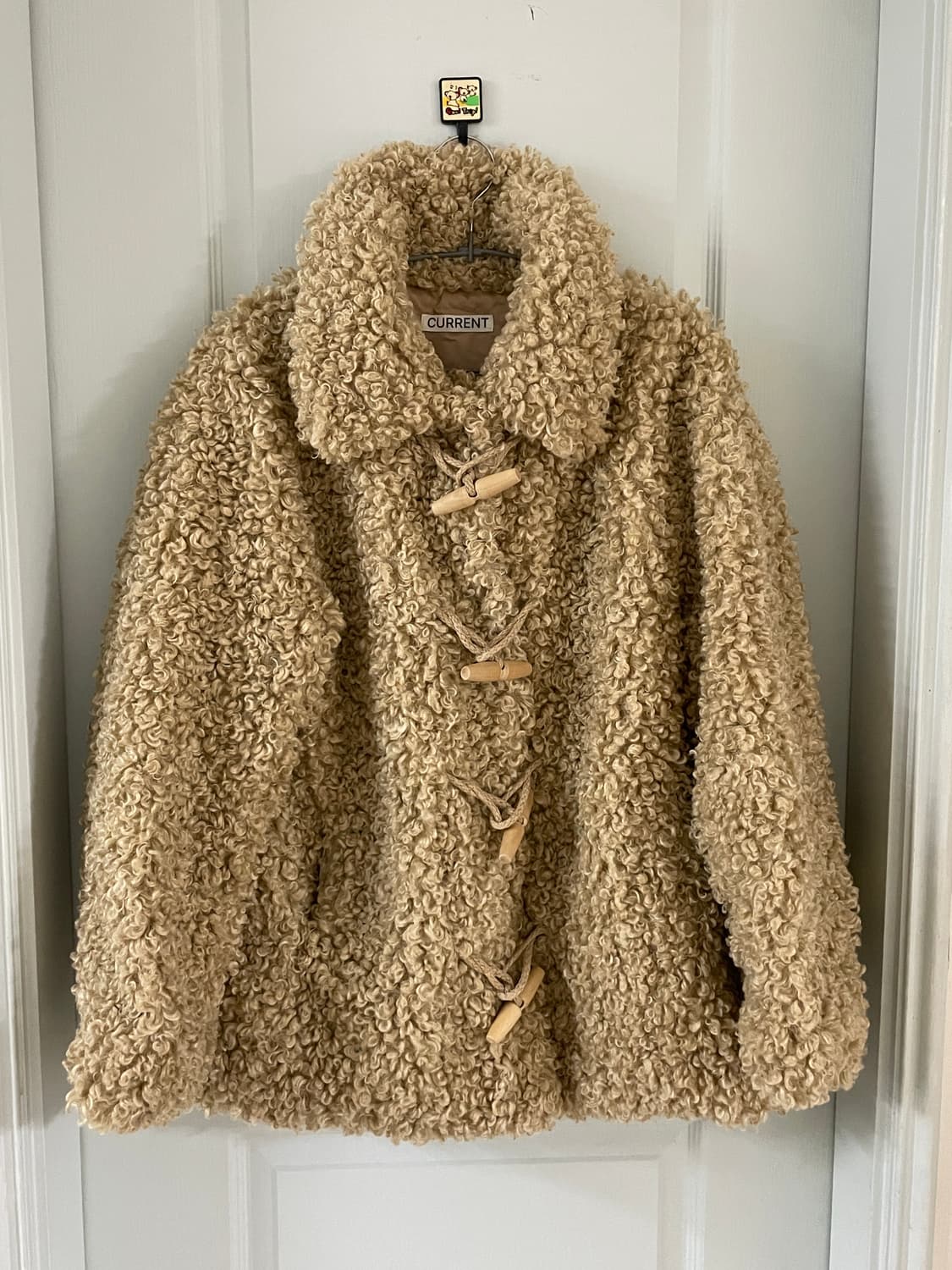 커렌트 퍼자켓 베이지 FLUFFY DUFFLE FUR JACKET 상품이미지4