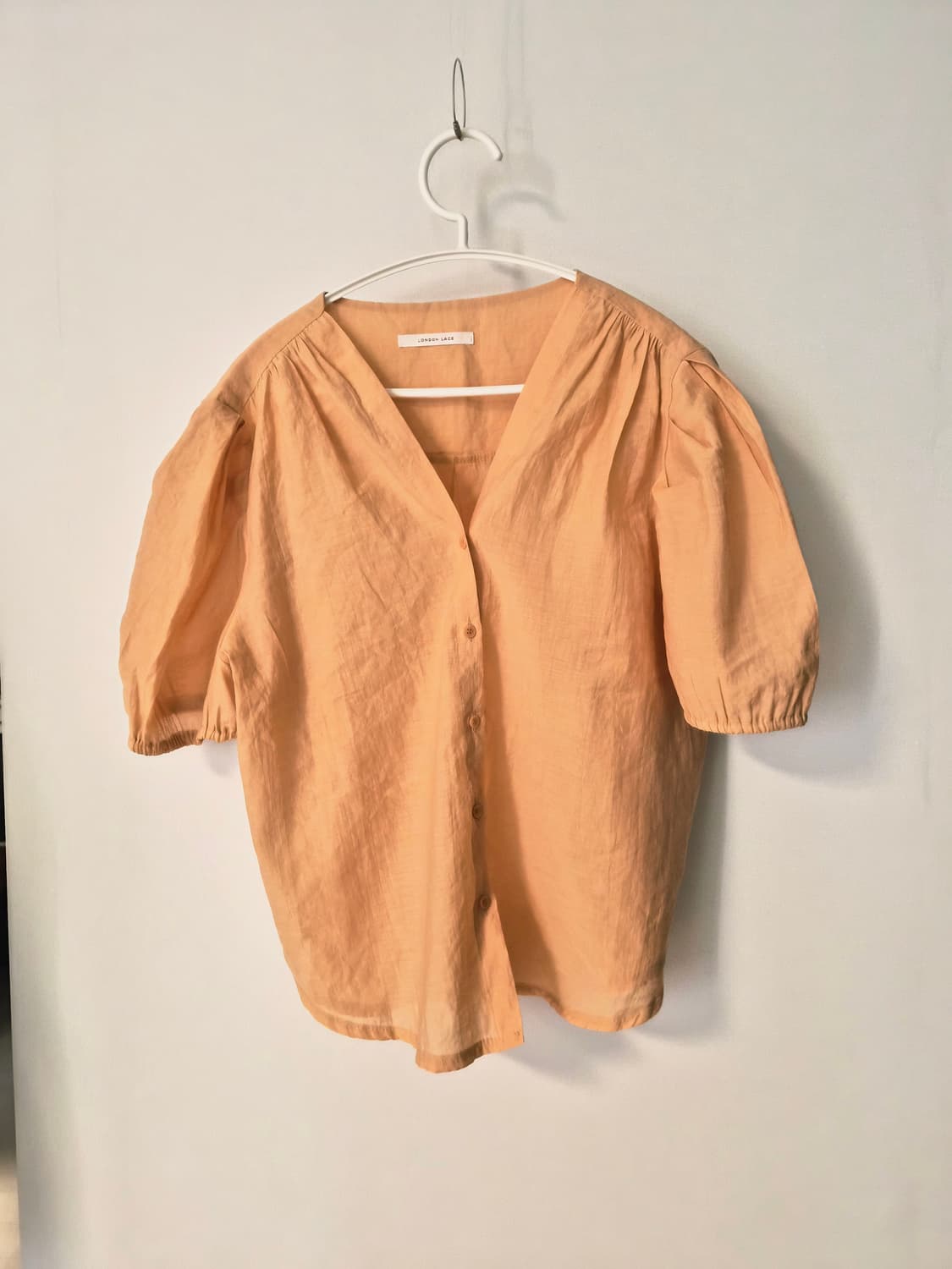 [LONDON LACE] 런던레이스 브이넥 퍼프 소매 블라우스 상품이미지1