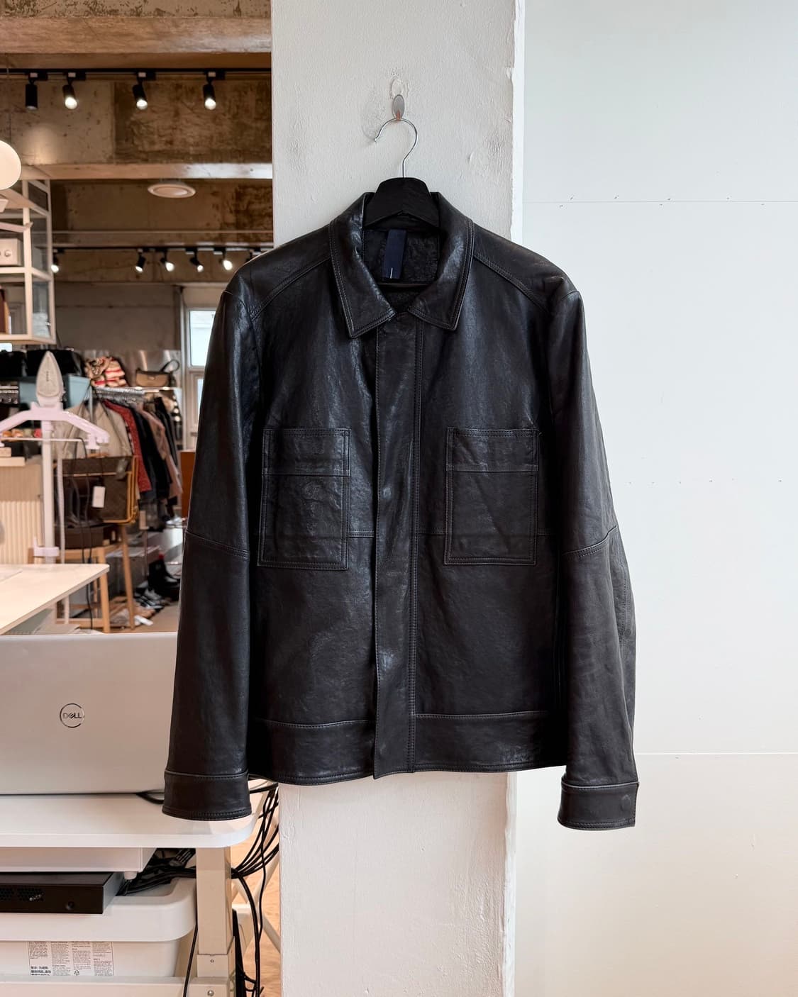 코모도 블랙 바코드 프린팅 쉽스킨 자켓  상품이미지2