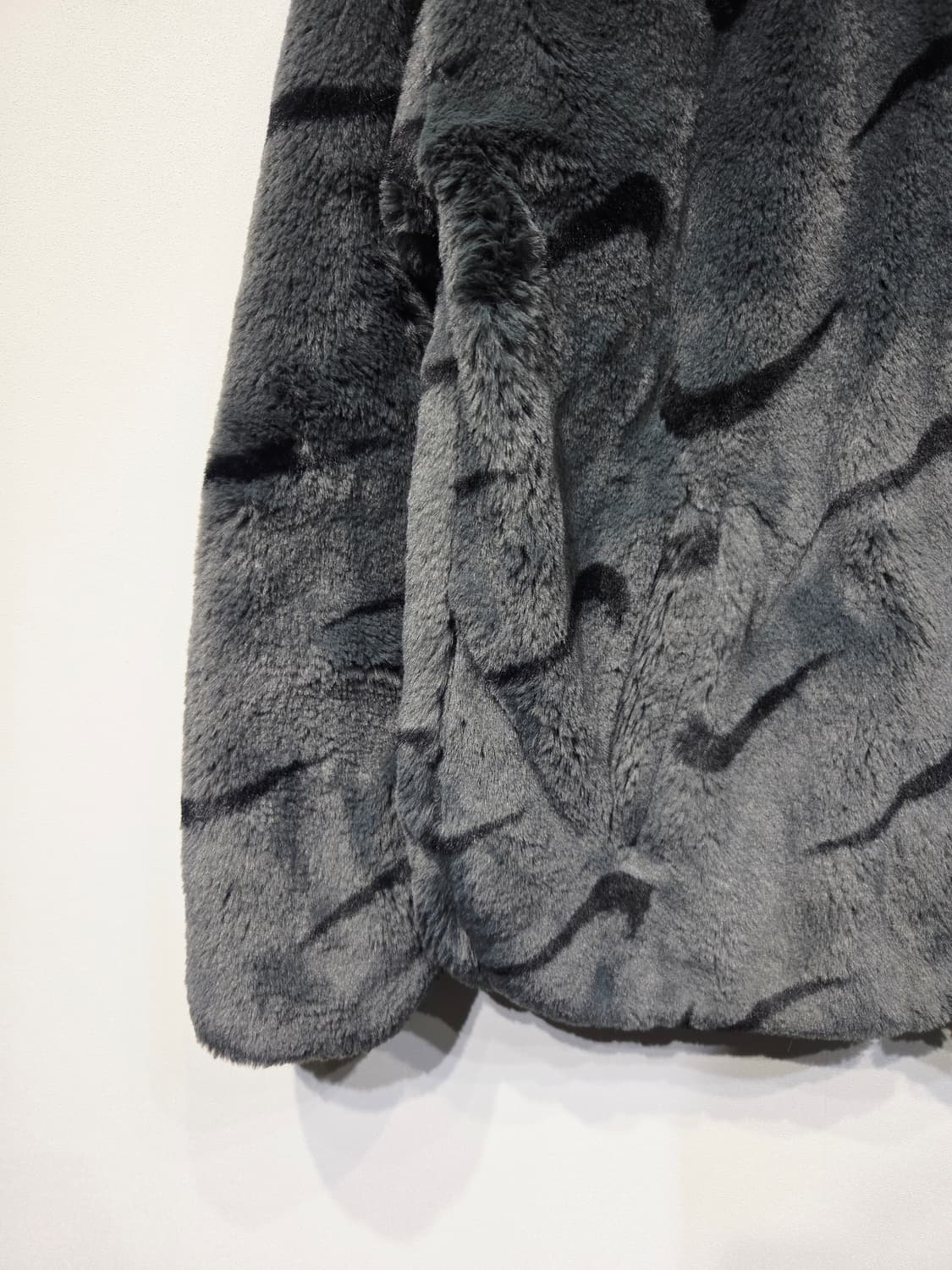 나이키 스우시 패턴 에코 퍼 자켓 상품이미지4