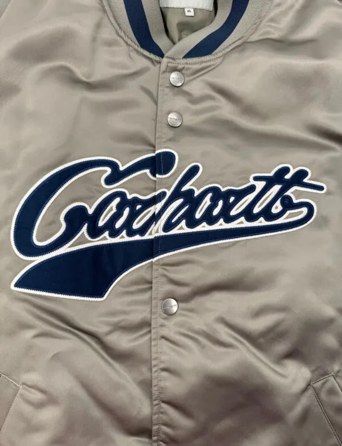 칼하트 WIP 레터링 스타디움 자켓 상품이미지2