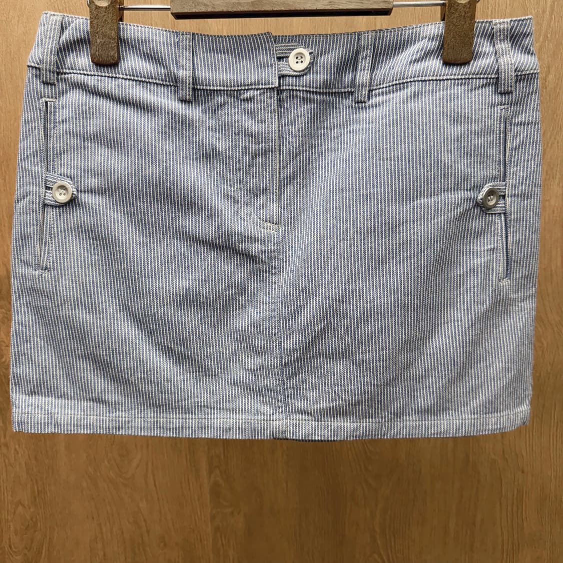 아페쎄 미니 스커트 히코리 스트라이프 패턴 포켓 버튼 디테일 블루 상품이미지5
