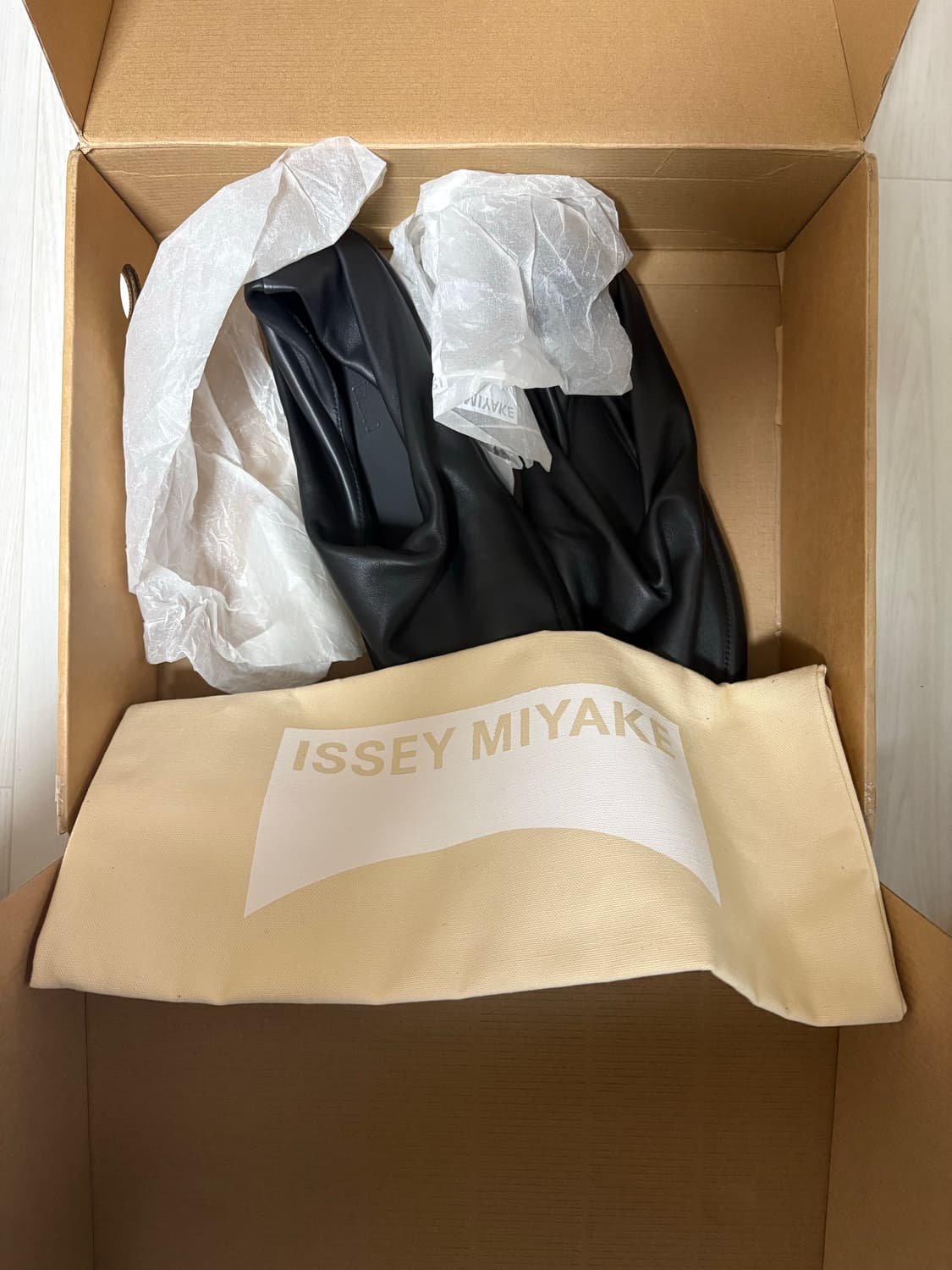 캠퍼x이세이미야케 Eu43사이즈 아예 새상품 상품이미지1