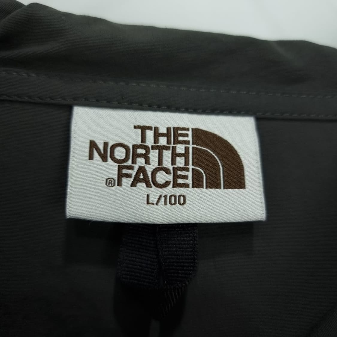 [노스페이스] 로고 자수 오버핏 후드 바람막이 자켓 M20102 상품이미지10