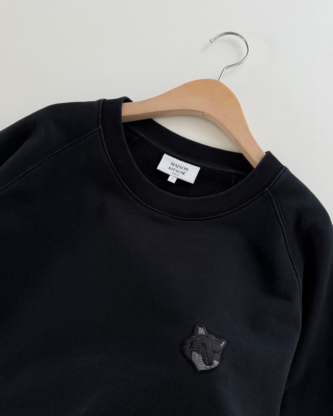 Maison Kitsune 메종키츠네 2024‘ 폭스패치 블랙 맨투맨 상품이미지5