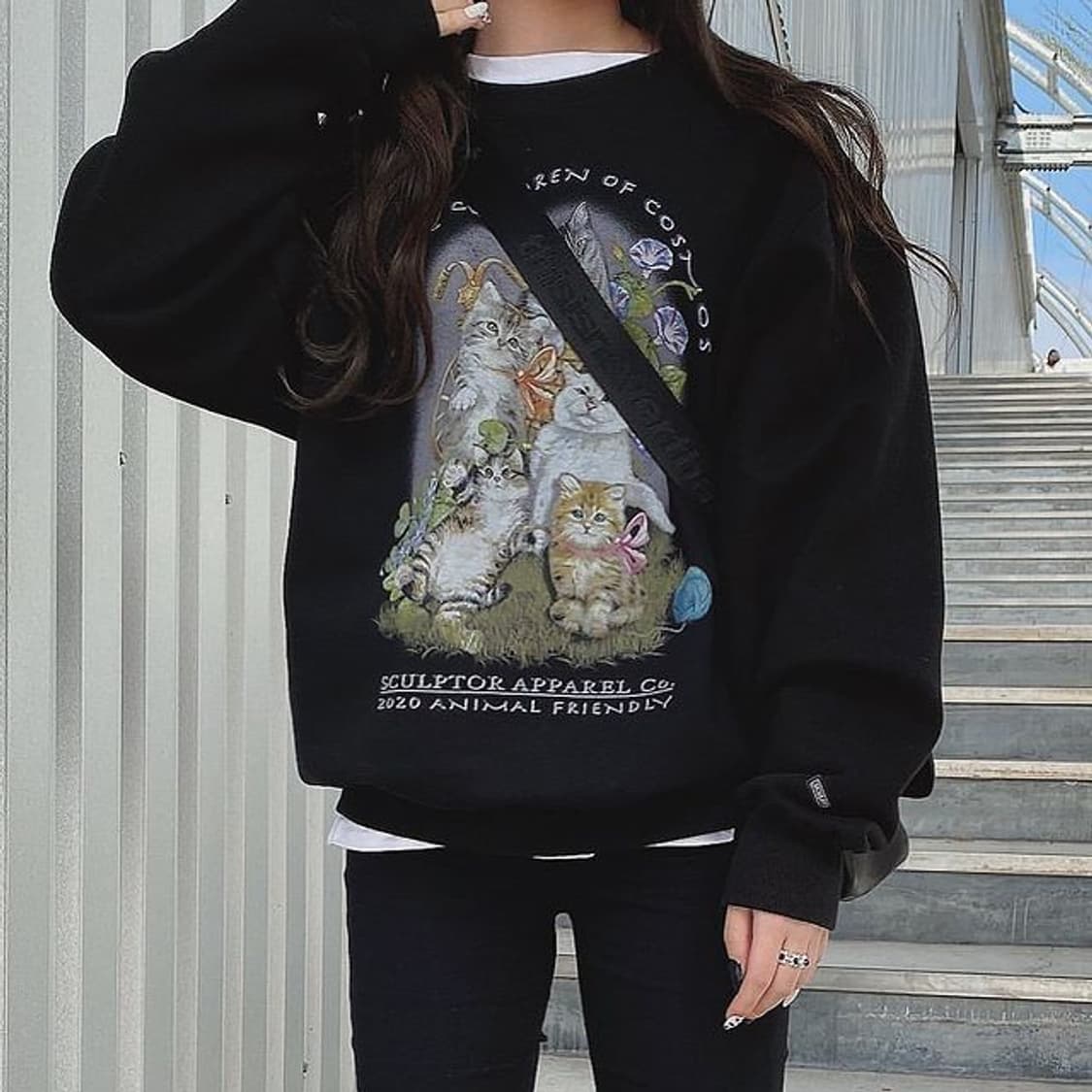 [M] 스컬프터 고양이 그래픽 스웻셔츠 블랙 프린트 맨투맨 블랙 상품이미지2