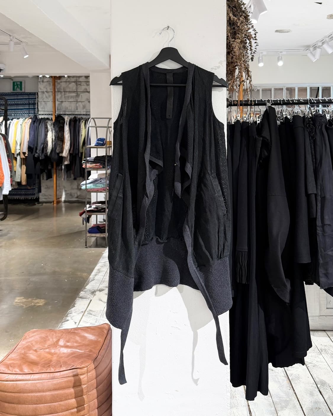 아이작 세럼 블랙 펀칭 카프스킨 레더 베스트 상품이미지1