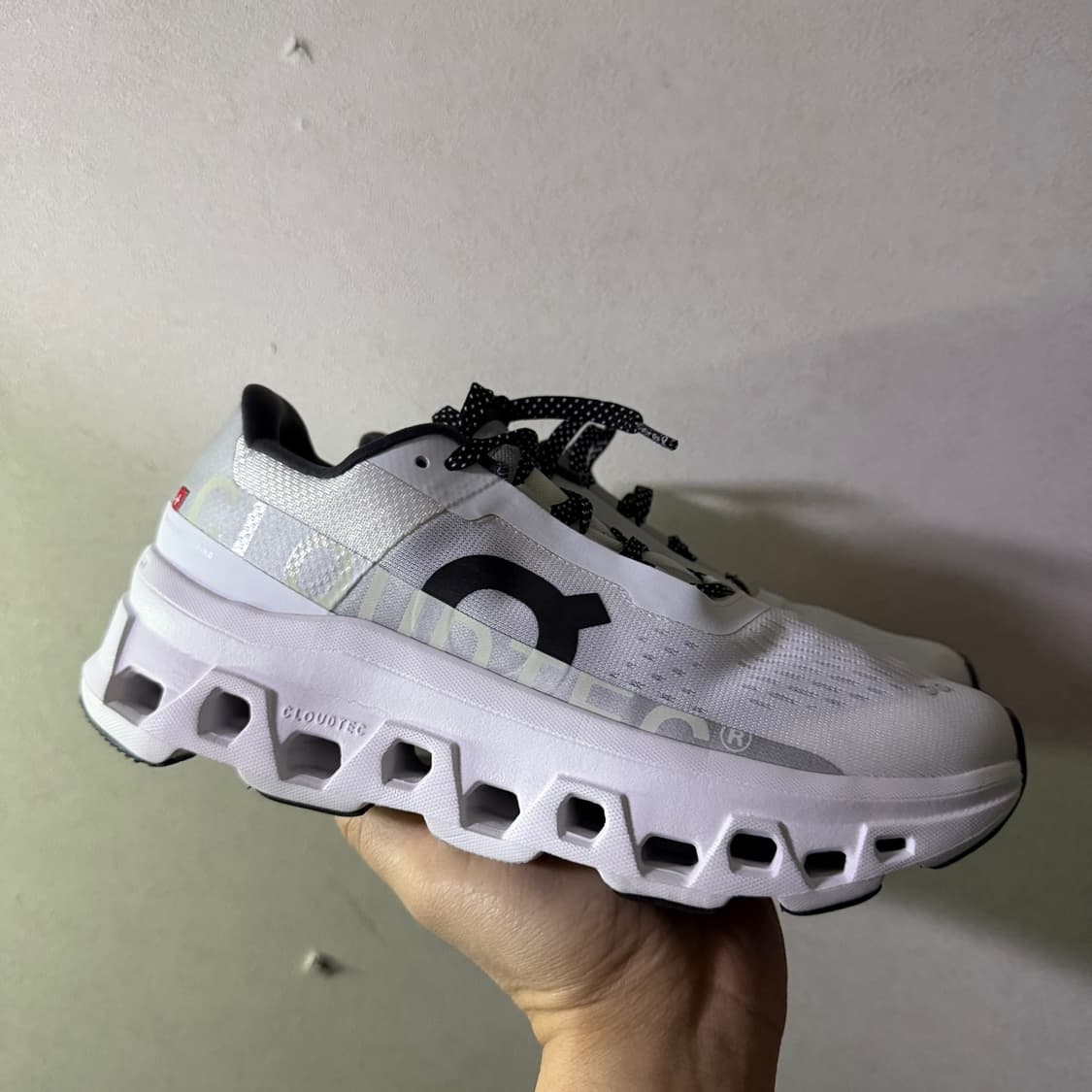 온 러닝 클라우드몬스터 언다이드 화이트 (235) 상품이미지3