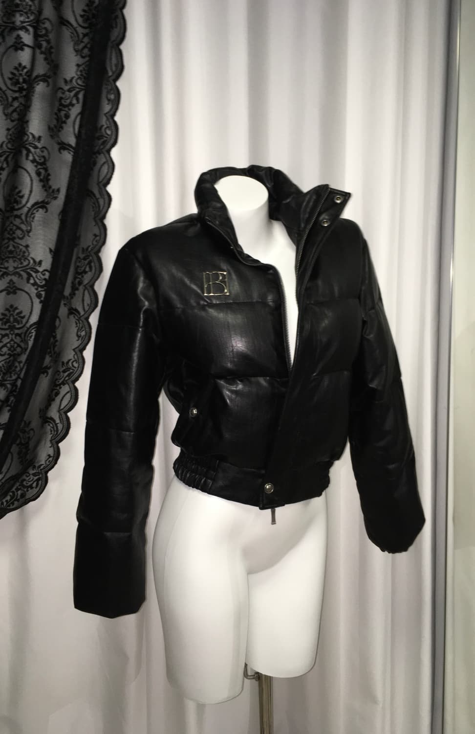 보헤미안서울 레더 덕다운 메탈 로고 패딩 M 상품이미지2