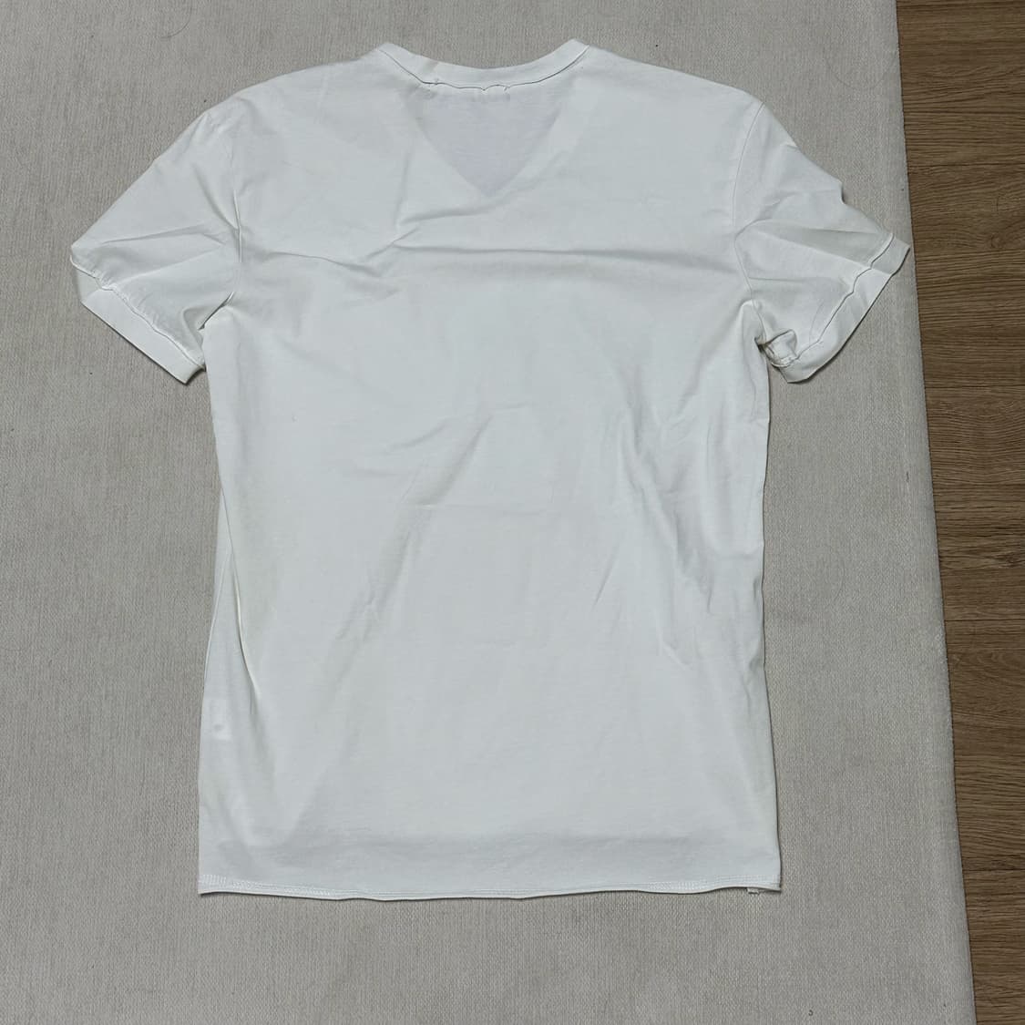 돌체앤가바나 메탈로고 브이넥 티셔츠 상품이미지3