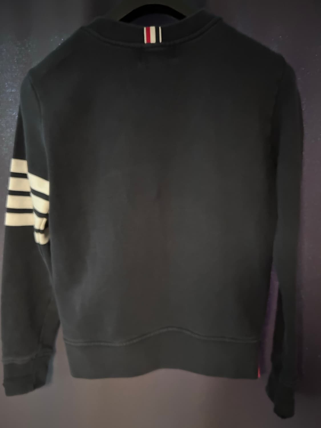 톰브라운 4선 완장 자수 맨투맨 네이비 상품이미지3