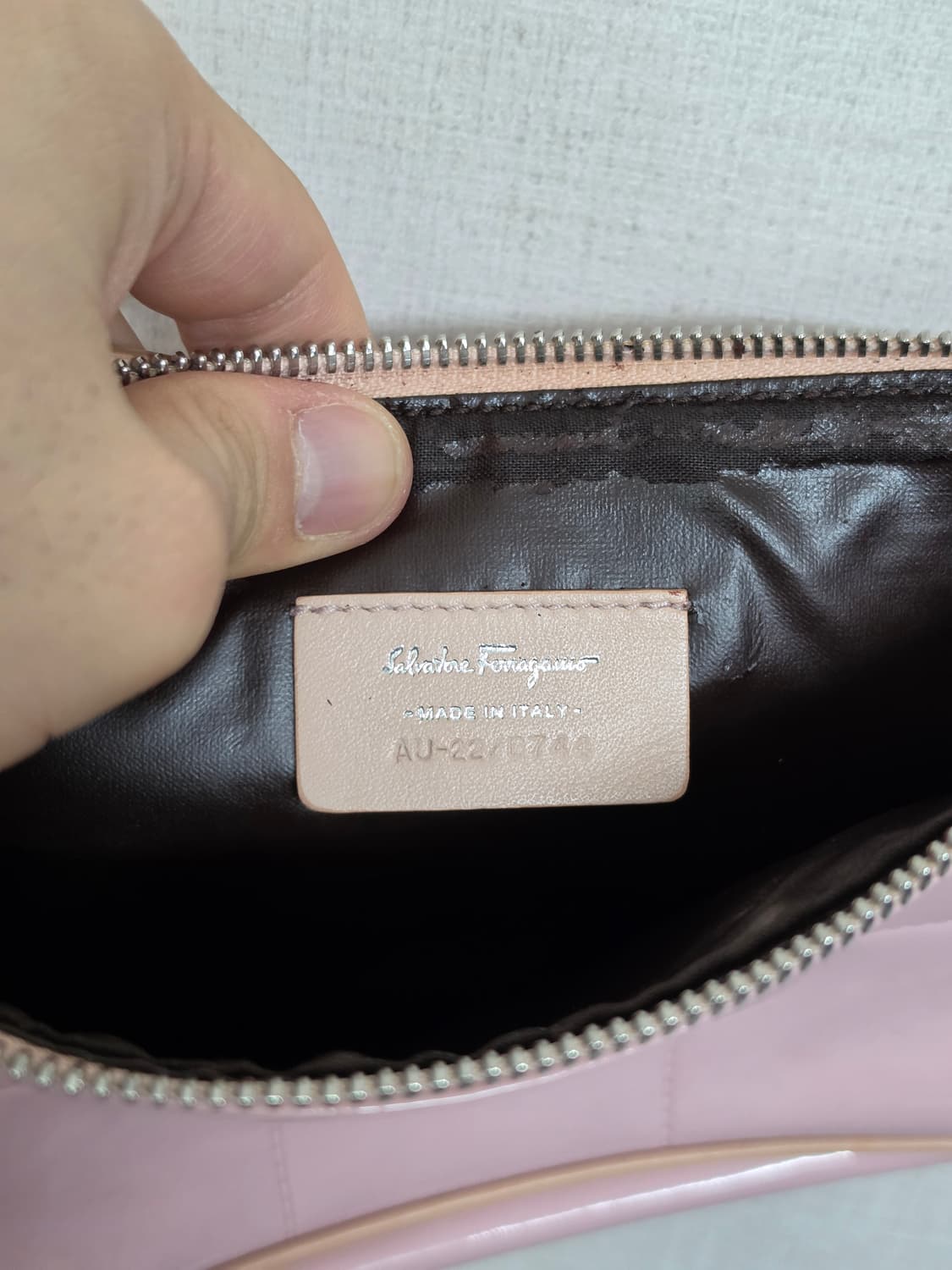 살바토레 페라가모 비비드 글로시 핑크 미니 클러치 백 상품이미지3