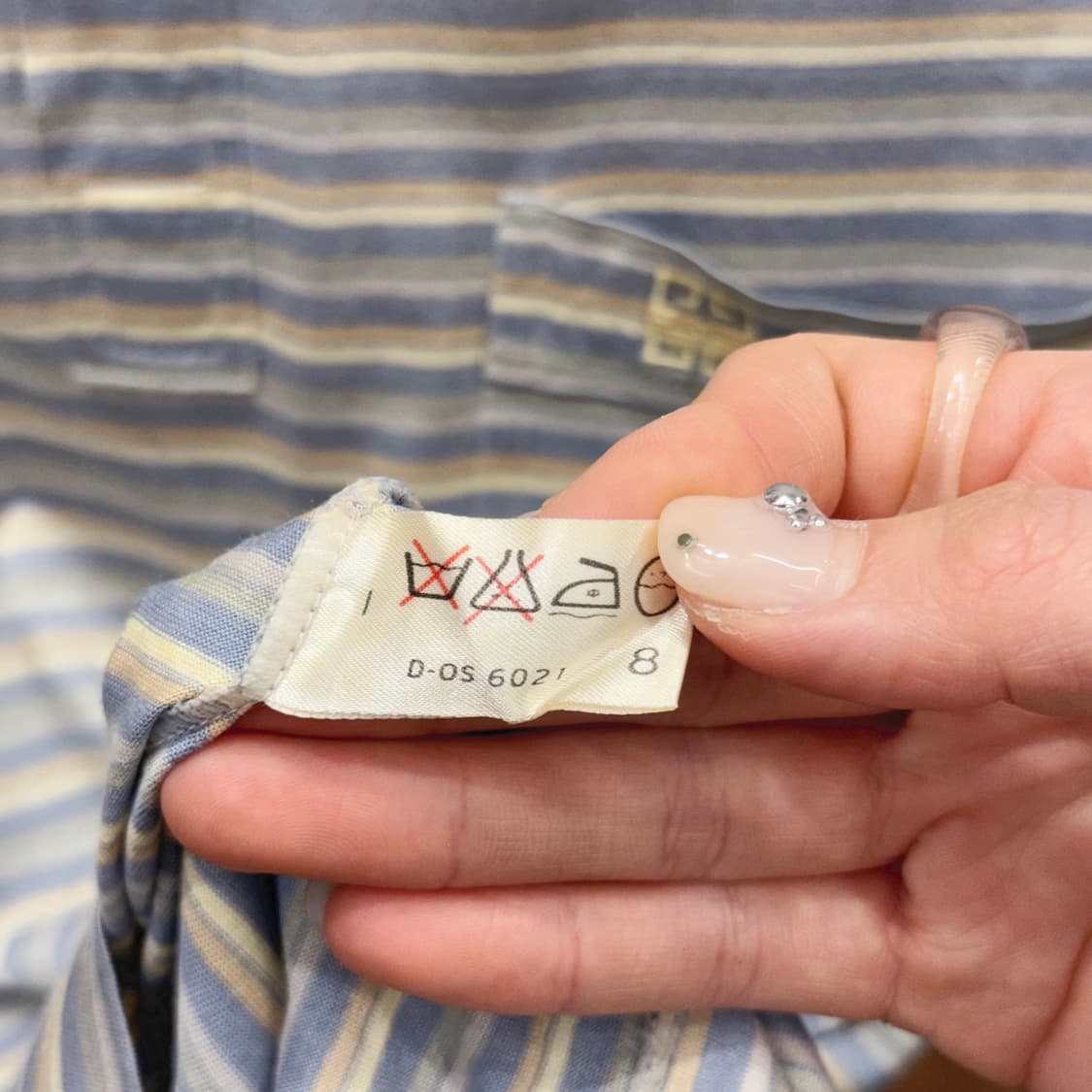 지방시 젠틀맨 스트라이프 카라 반팔 티셔츠 가슴포켓 디테일 상품이미지8