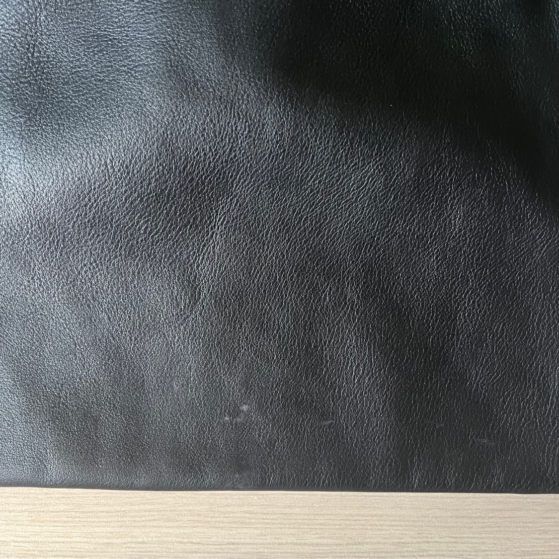 A.P.C. 블랙 레더 드로스트링 토트백 상품이미지4