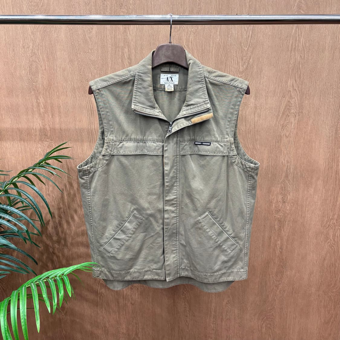 아르마니 익스체인지 하이넥 코튼 베스트 로고 자수 패치 디테일 카키 상품이미지1