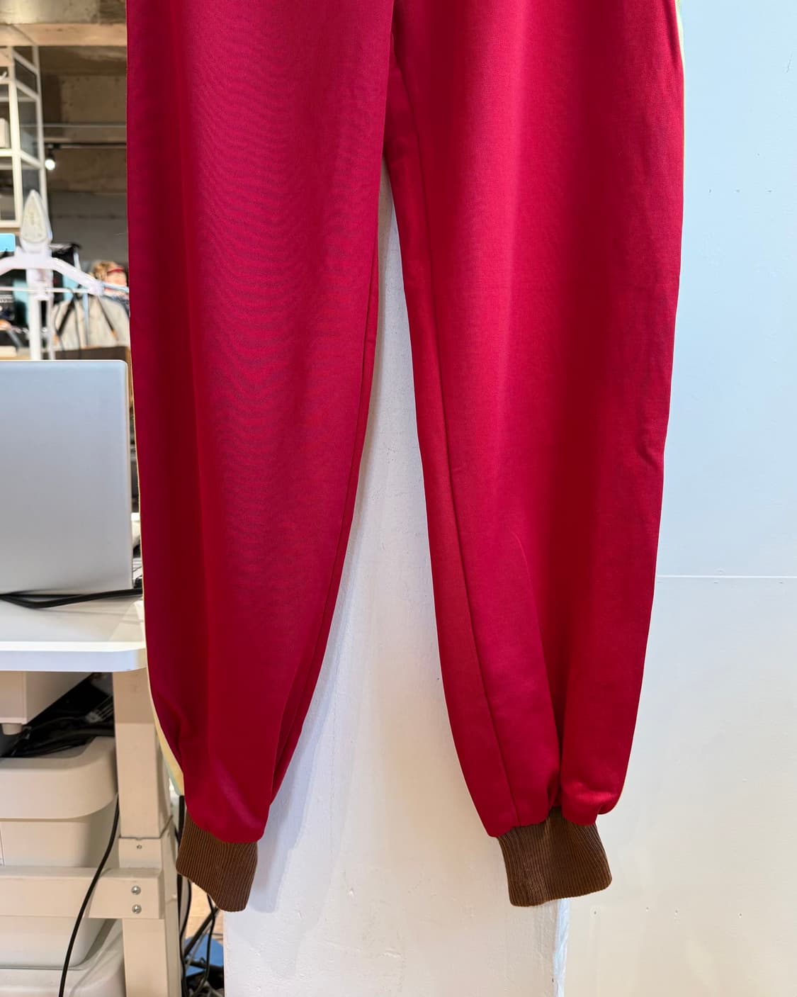 아크네 스튜디오 레드 페이스패치 스웻 팬츠  상품이미지4